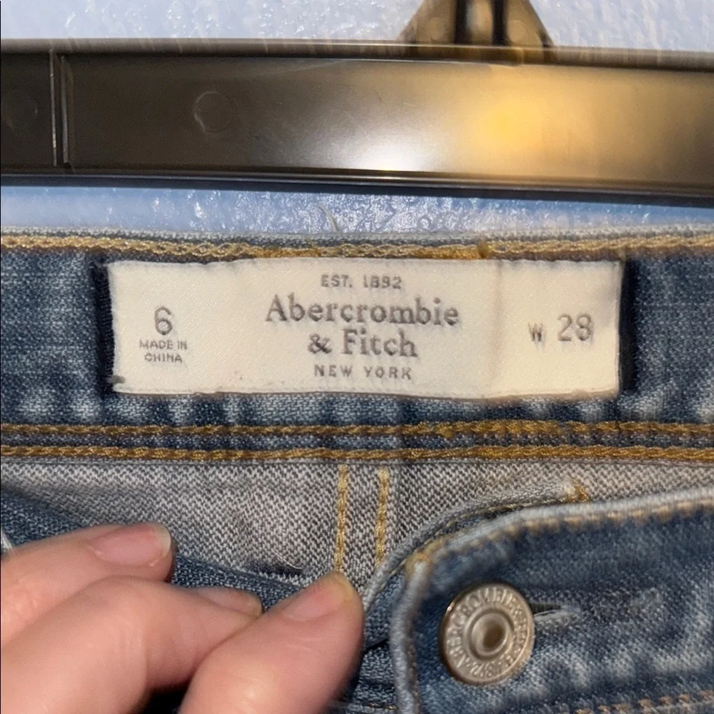 Abercrombie & Fitch Distressed Jeans- size 28/6. Q